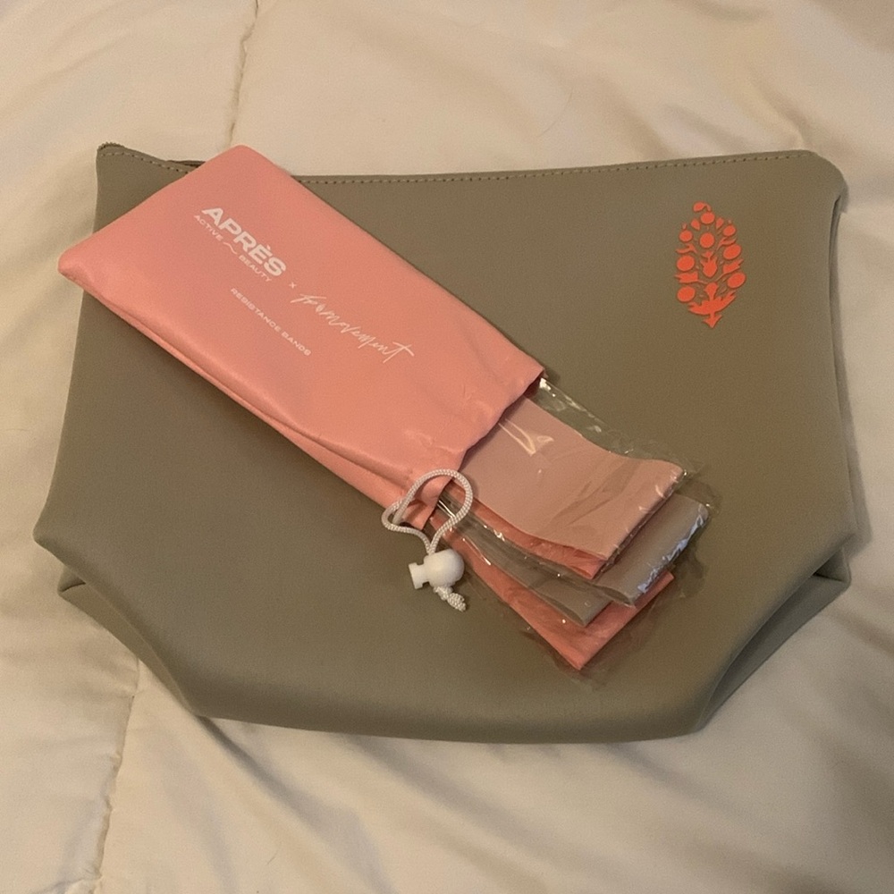 Free people bag and resistance band bundle